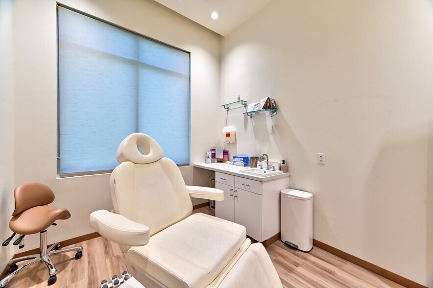 More Photos Of 5770 S Durango Dr, Las Vegas Medical For Sale