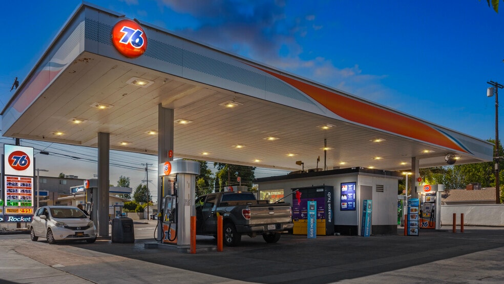 Primary Photo Of 16455 Victory Blvd, Van Nuys Service Station For Sale