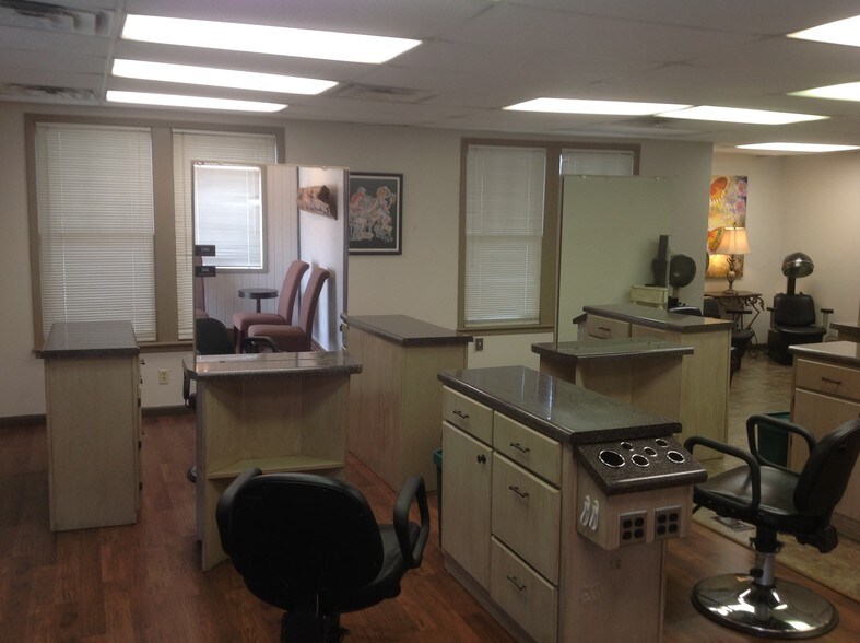 More Photos Of 1906 W Main St, Tupelo Storefront Retail Office For Sale