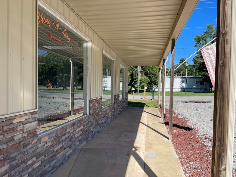 More Photos Of 653 Lakeway Dr, Russell Springs Showroom For Sale