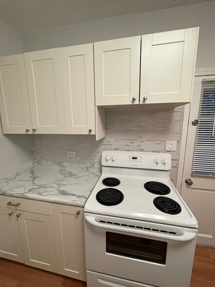 More Photos Of 215 N Waukegan Rd, Lake Bluff Convenience Store For Sale