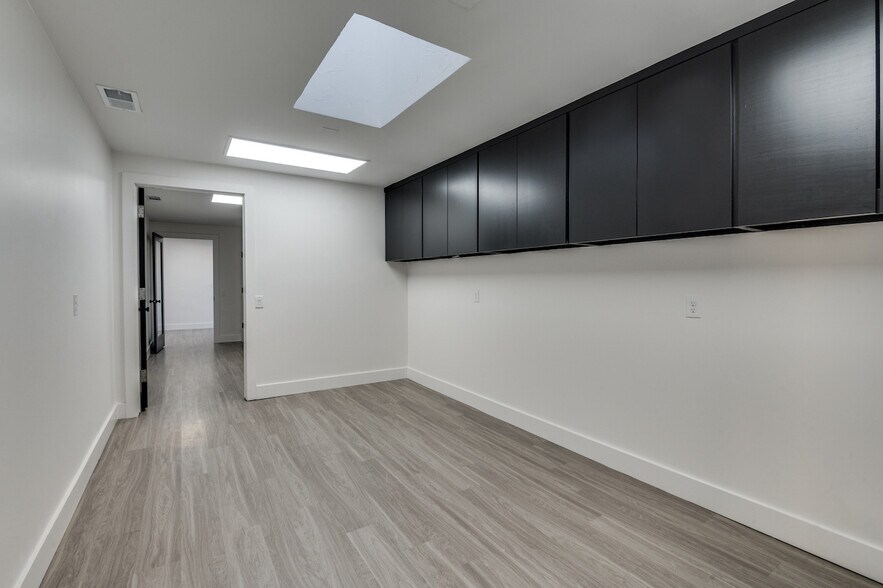 More Photos Of 6550 Lemmon Ave, Dallas Storefront Retail Office For Lease