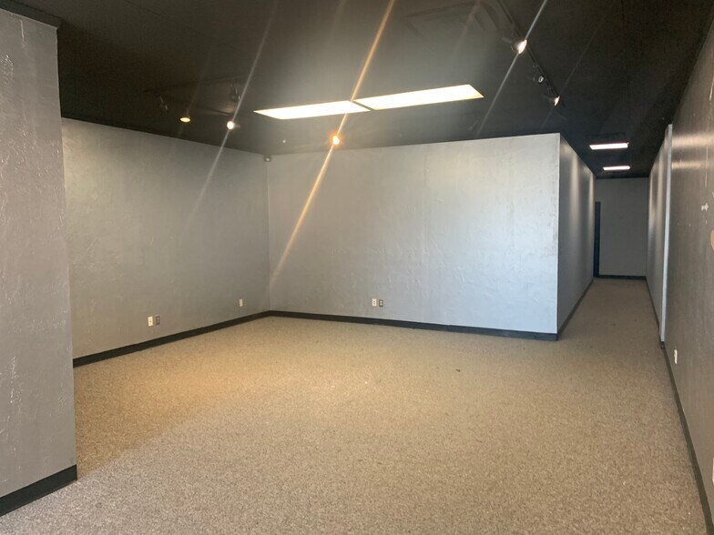 More Photos Of 2703-2717 S I 35 Service Rd, Oklahoma City Showroom For Lease