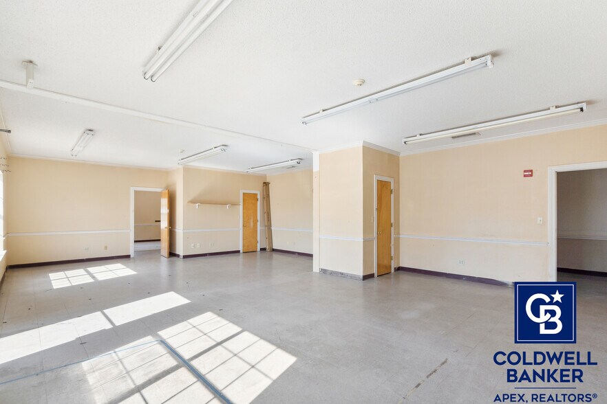 More Photos Of 302 Lincoln Park Dr, Cleburne Medical For Sale