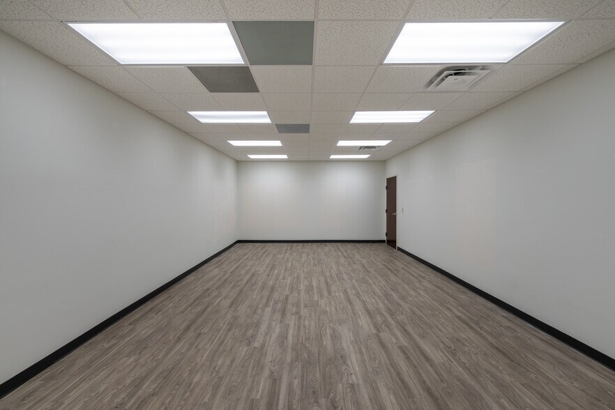 More Photos Of 8801 Corporate Square Ct, Jacksonville Warehouse For Lease