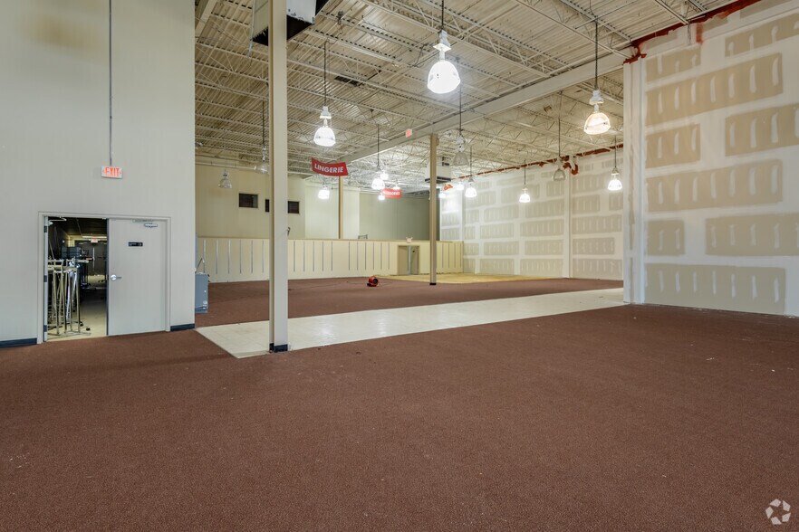 More Photos Of 8600-8604 W Brown Deer Rd, Milwaukee General Retail For Sale