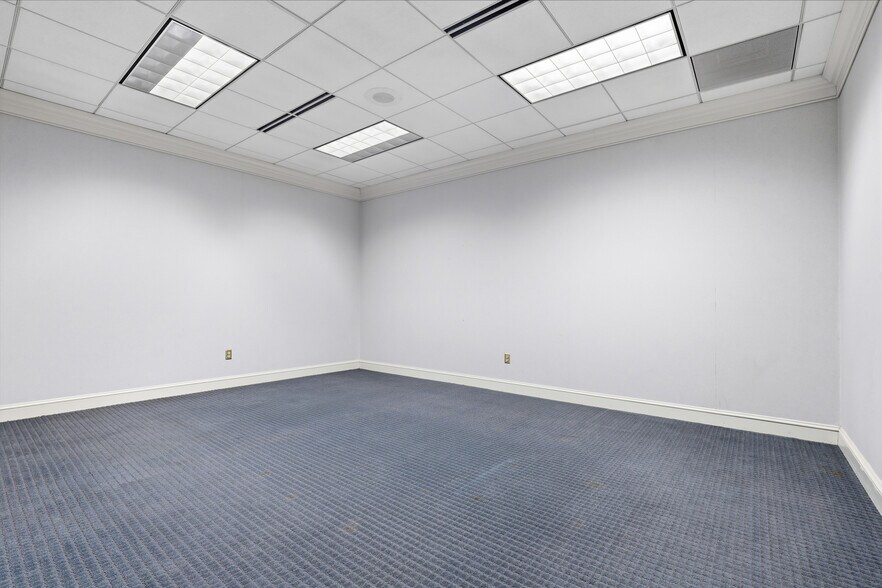 More Photos Of 201 W Main St, Laurens Medical For Lease