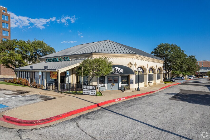 More Photos Of 900 W Airport Fwy, Hurst Unknown For Lease