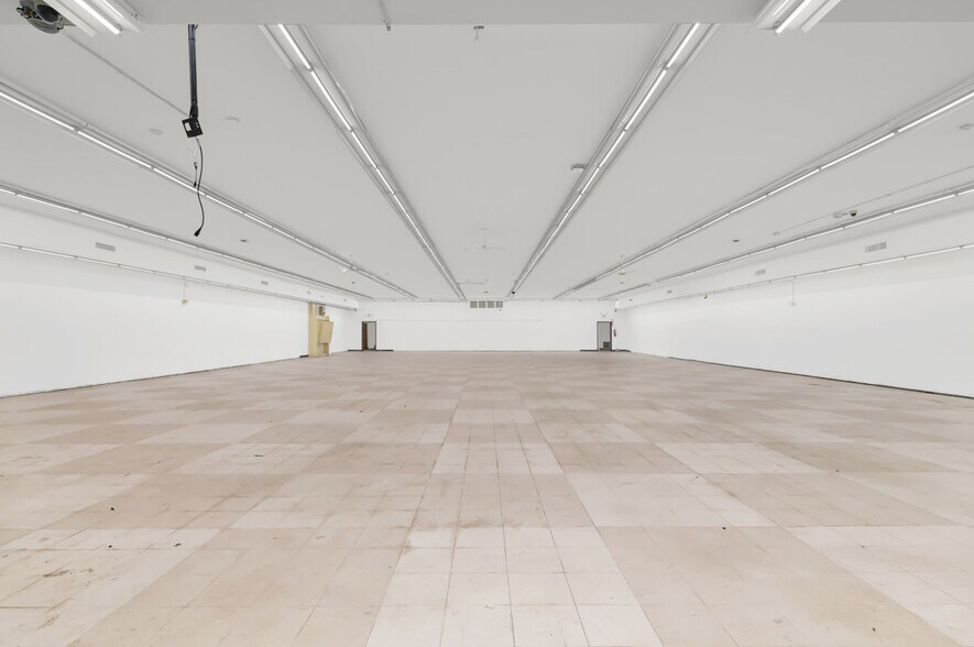 More Photos Of 6704-6720 N Ridge Rd, Madison General Retail For Sale