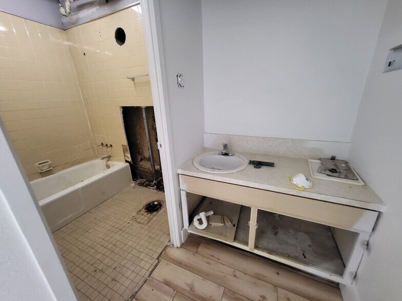 More Photos Of 7350 N Hanley Rd, Hazelwood Hotel For Sale