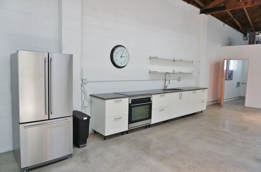 More Photos Of 6819 West Blvd, Inglewood Warehouse For Lease