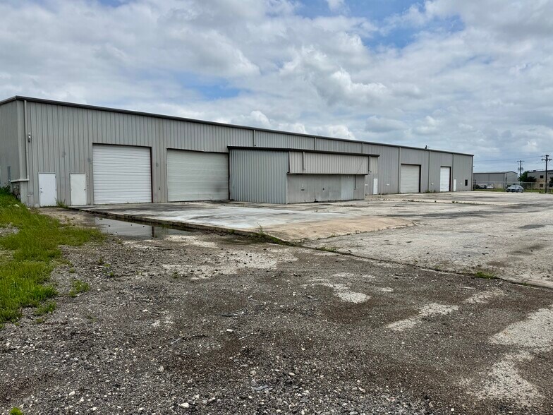 More Photos Of 236 Trademark Dr, Buda Warehouse For Lease
