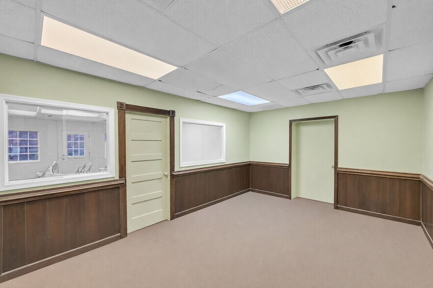 More Photos Of 600-604 W Washington St, Suffolk Storefront Retail Office For Sale
