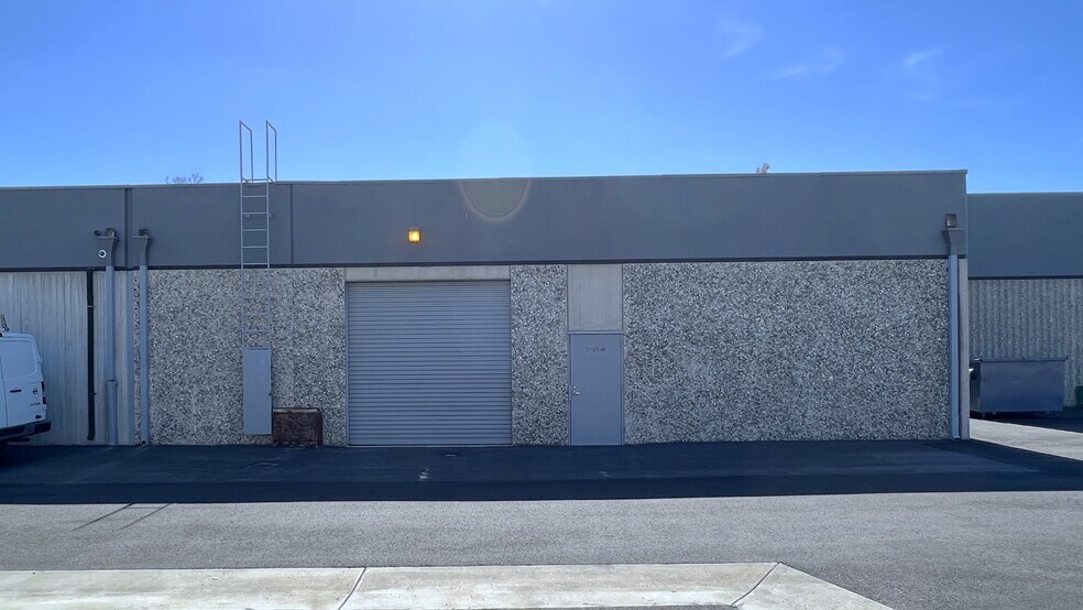 More Photos Of 3187 Airway Ave, Costa Mesa Light Manufacturing For Sale