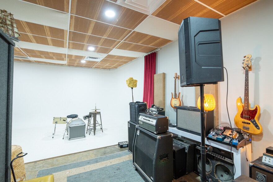 More Photos Of 5010 N Nebraska Ave, Tampa Light Distribution For Lease