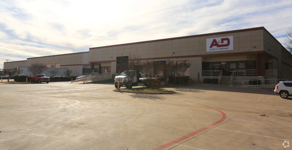 More Photos Of 3917 Morse St, Denton Distribution For Lease