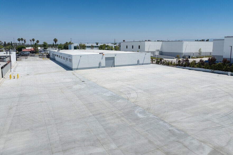 More Photos Of 620 E Dyer Rd, Santa Ana Warehouse For Sale