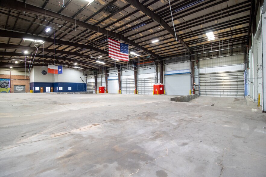 More Photos Of 9233 Denton Dr, Dallas Warehouse For Lease