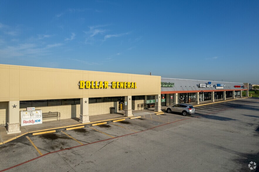 More Photos Of 2004-2032 N Main St, Pearland Unknown For Lease