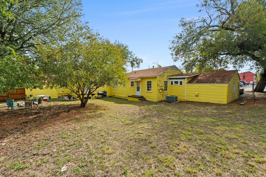 More Photos Of 2710 Manor Rd, Austin Office For Sale