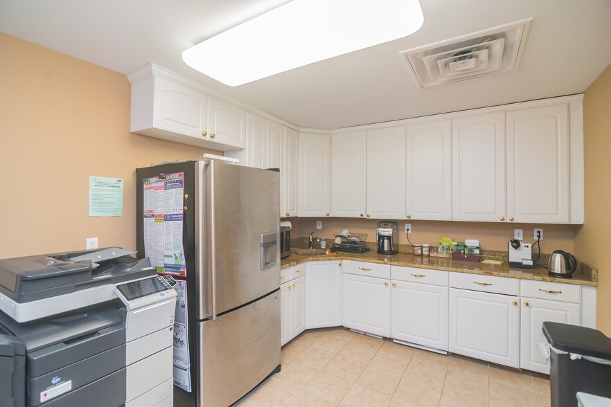 More Photos Of 410 Pine St SE, Vienna Office For Sale