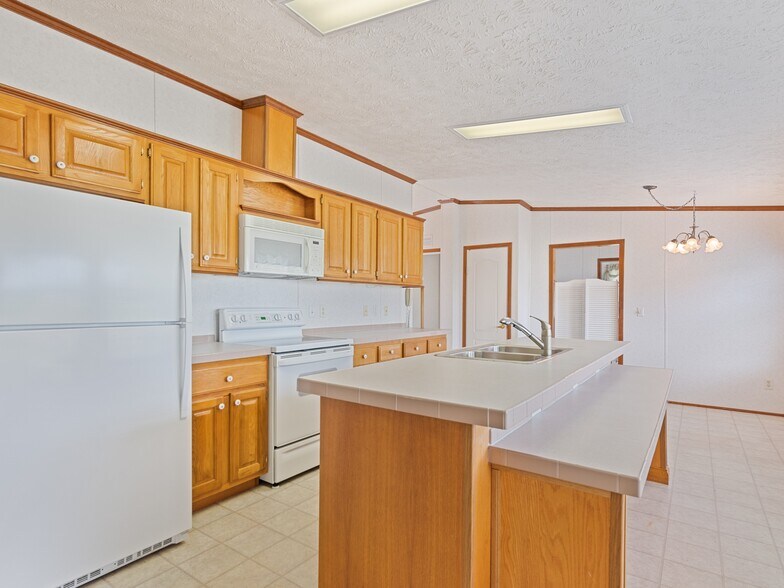More Photos Of 25 Lester Ln, Waynesville Flex For Sale