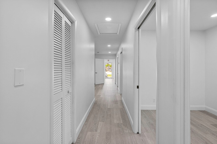 More Photos Of 4625 SE Dixie Hwy, Stuart Office For Sale