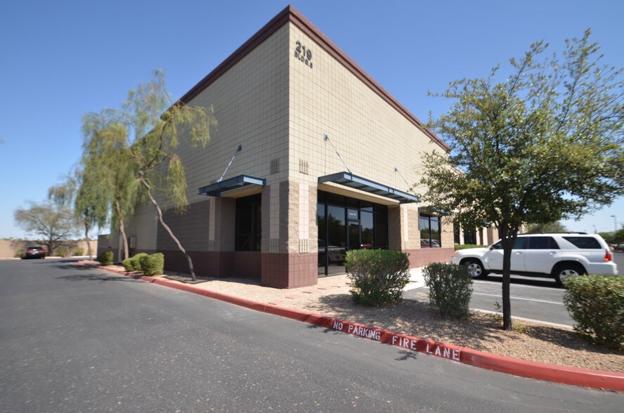 More Photos Of 219 S William Dillard Dr, Gilbert Showroom For Sale