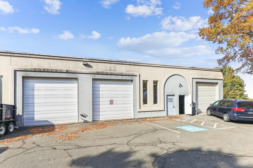 Primary Photo Of 7964 Conell Ct, Lorton Showroom For Lease