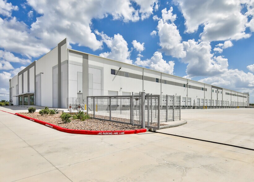 More Photos Of 102 Tottenham Dr., Laredo Warehouse For Sale