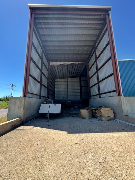 More Photos Of 1301 Industrial Park Rd, Mountain Grove Warehouse For Lease