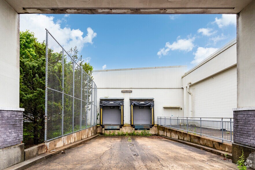 More Photos Of 2051 Chain Bridge Rd, Vienna Freestanding For Lease