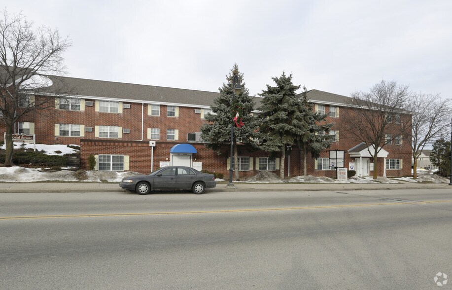 More Photos Of N88 W16838 Main St, Menomonee Falls Office Residential For Lease