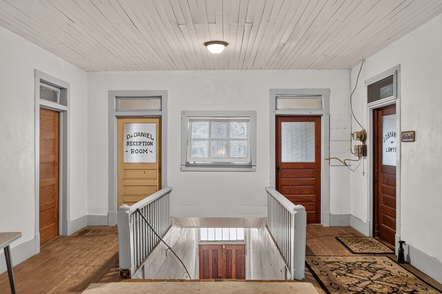 More Photos Of 36 Church St N, Jeffersonville Light Manufacturing For Sale