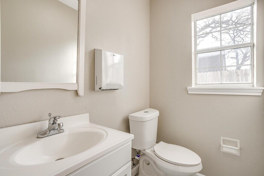 More Photos Of 2418 Cales Dr, Arlington Office Residential For Sale