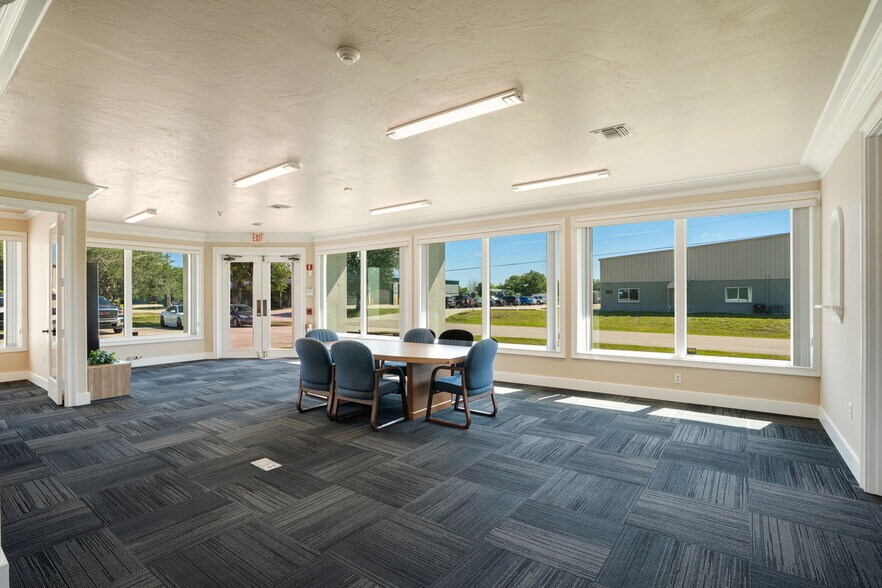 More Photos Of 1734 Apex Rd, Sarasota Warehouse For Lease