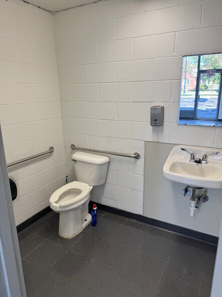 More Photos Of 2779 W Central Ave, Toledo Auto Repair For Lease