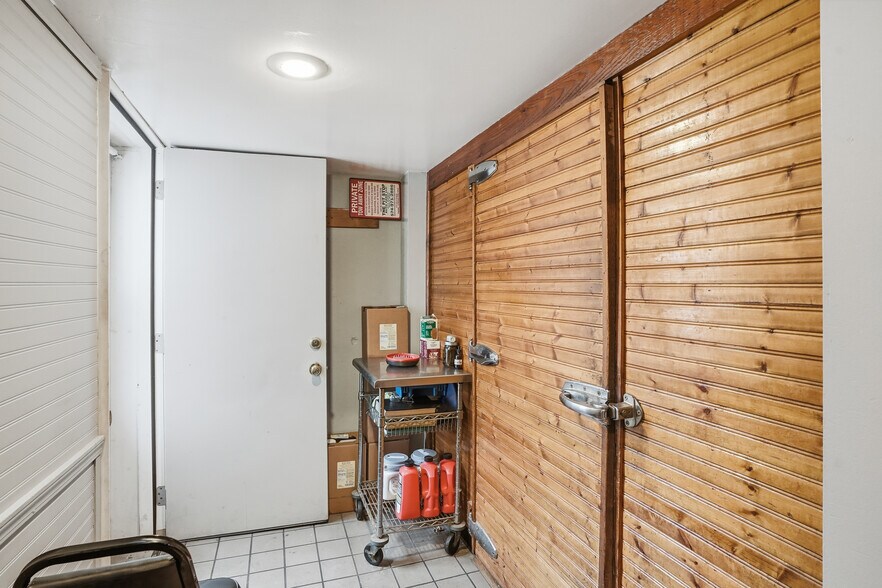 More Photos Of 4020 E Old US 30, Hamlet Restaurant For Sale