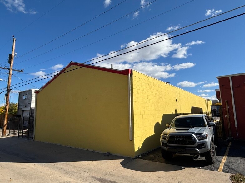 More Photos Of 1417 Havana St, Aurora Freestanding For Sale