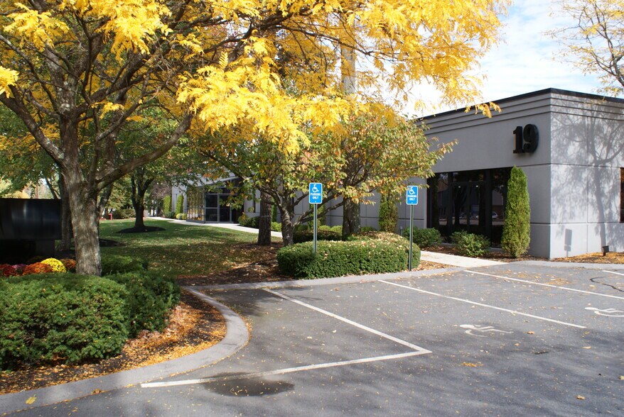 More Photos Of 19 Keewaydin Dr, Salem Research And Development For Lease