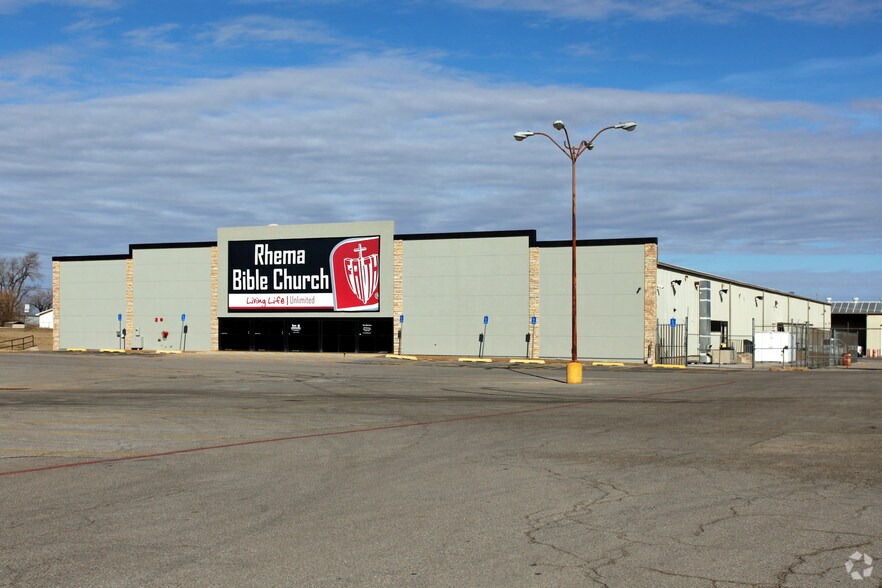 More Photos Of 8917 NW Expressway, Oklahoma City Warehouse For Sale