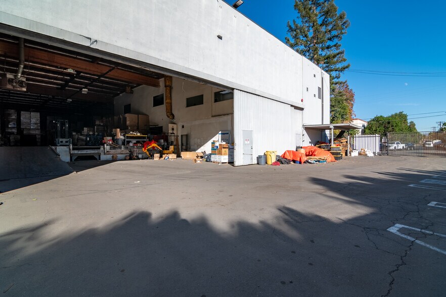 More Photos Of 8321 De Celis Pl, North Hills Warehouse For Lease