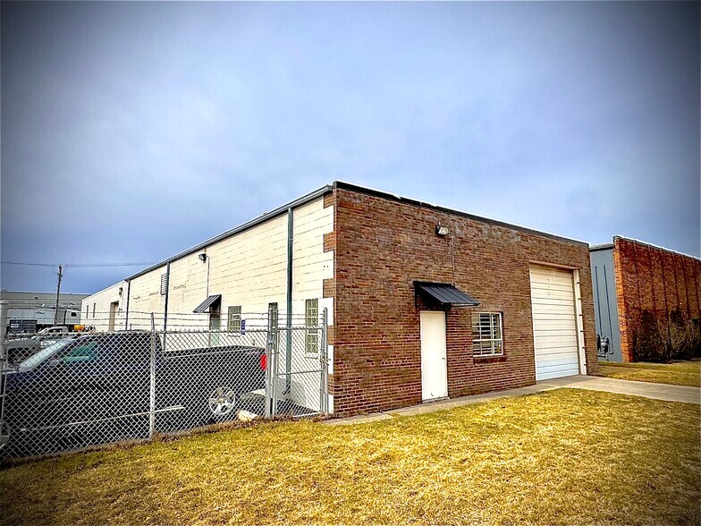 More Photos Of 629-631 Minnesota Dr, Troy Warehouse For Lease