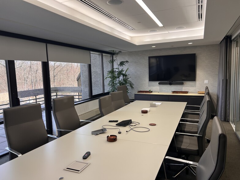 More Photos Of 1 Maynard Dr, Park Ridge Office For Lease