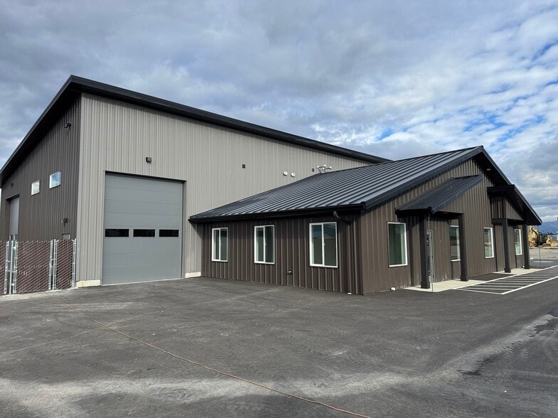 More Photos Of 3141 Bellanca, Hayden Industrial For Lease