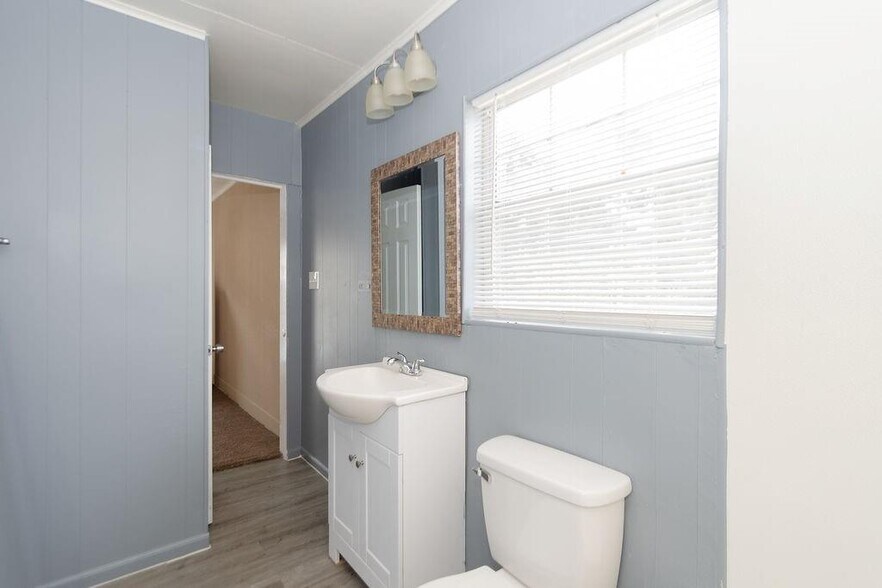 More Photos Of 2809 Market St, Baytown Office Residential For Lease