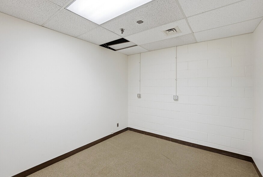 More Photos Of 110 W Leffel Ln, Springfield Service For Lease