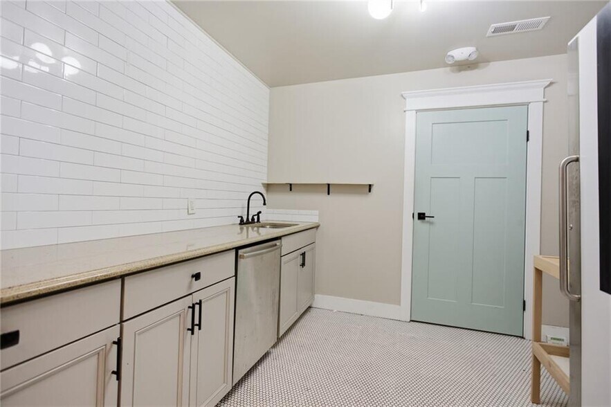 More Photos Of 230 E Main St, Walhalla Office For Sale