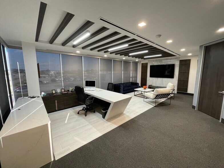 More Photos Of 211 Highland Cross Dr, Houston Office For Sale