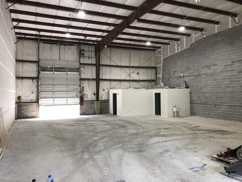 More Photos Of 16411 Jefferson Davis Hwy, Chester Warehouse For Lease